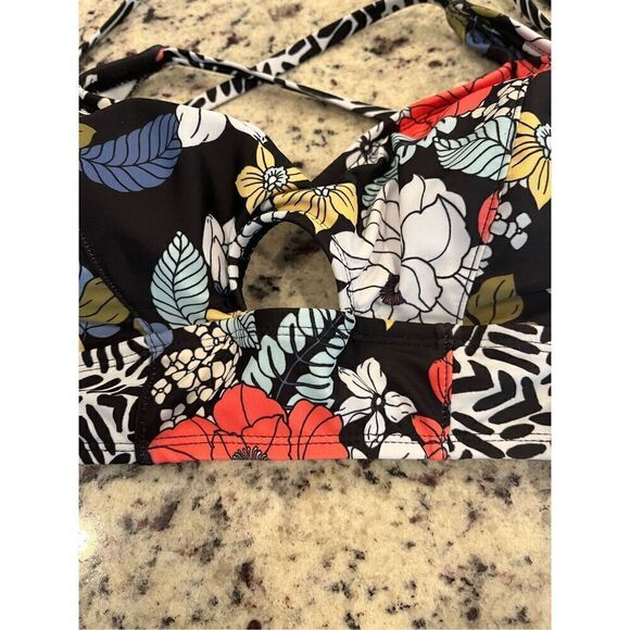 JESSICA SIMPSON Women's Adjustable Cropped Cami Bikini Top - Picture 5 of 7